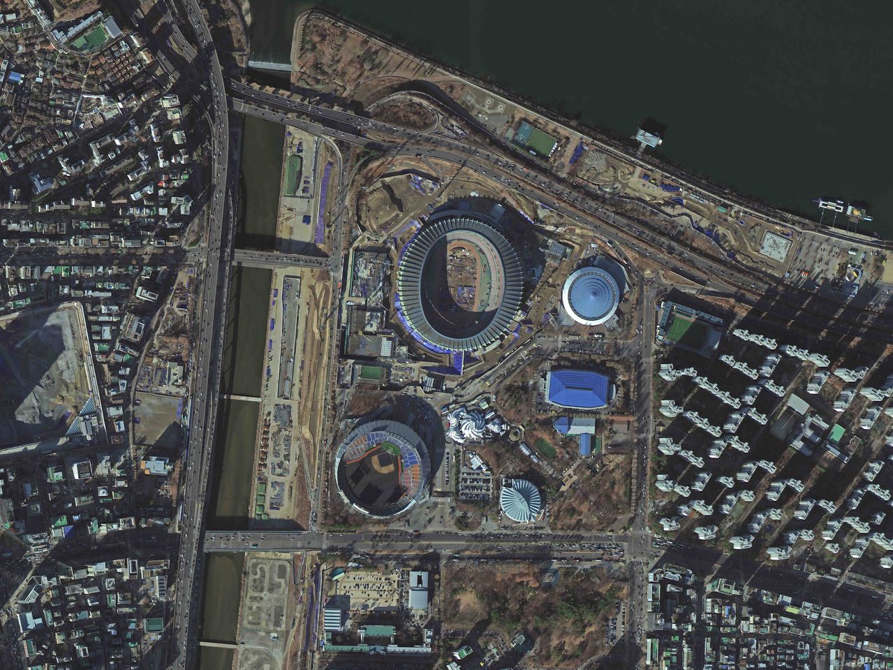 17일 우주항공청이 다목적실용위성 7호(다목적 7호)와 차세대중형위성 3호의 첫 촬영 영상과 초기운영 성과를 공개했다. 사진은 다목적 7호가 촬영한 서울 잠실 올림픽 경기장의 모습. 사진 우주항공청 제공