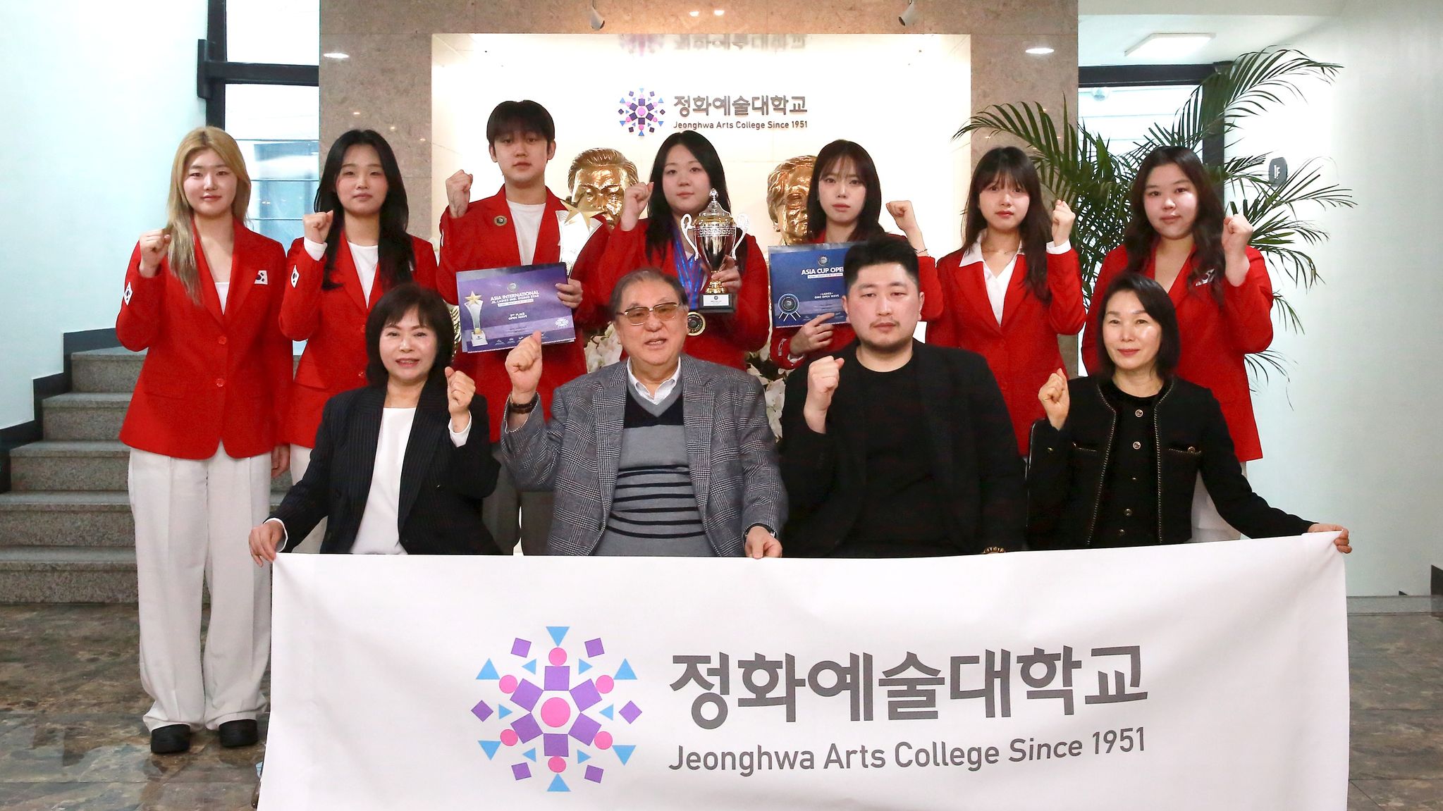 ▲ ‘2026 OMC ASIA CUP OPEN’에서 금·은·동 메달을 수상한 정화예대 드림팀 선수단과 한기정 총장, 최은정 감독, 장선엽 부감독, 박형대 코치가 기념촬영을 하고 있다.