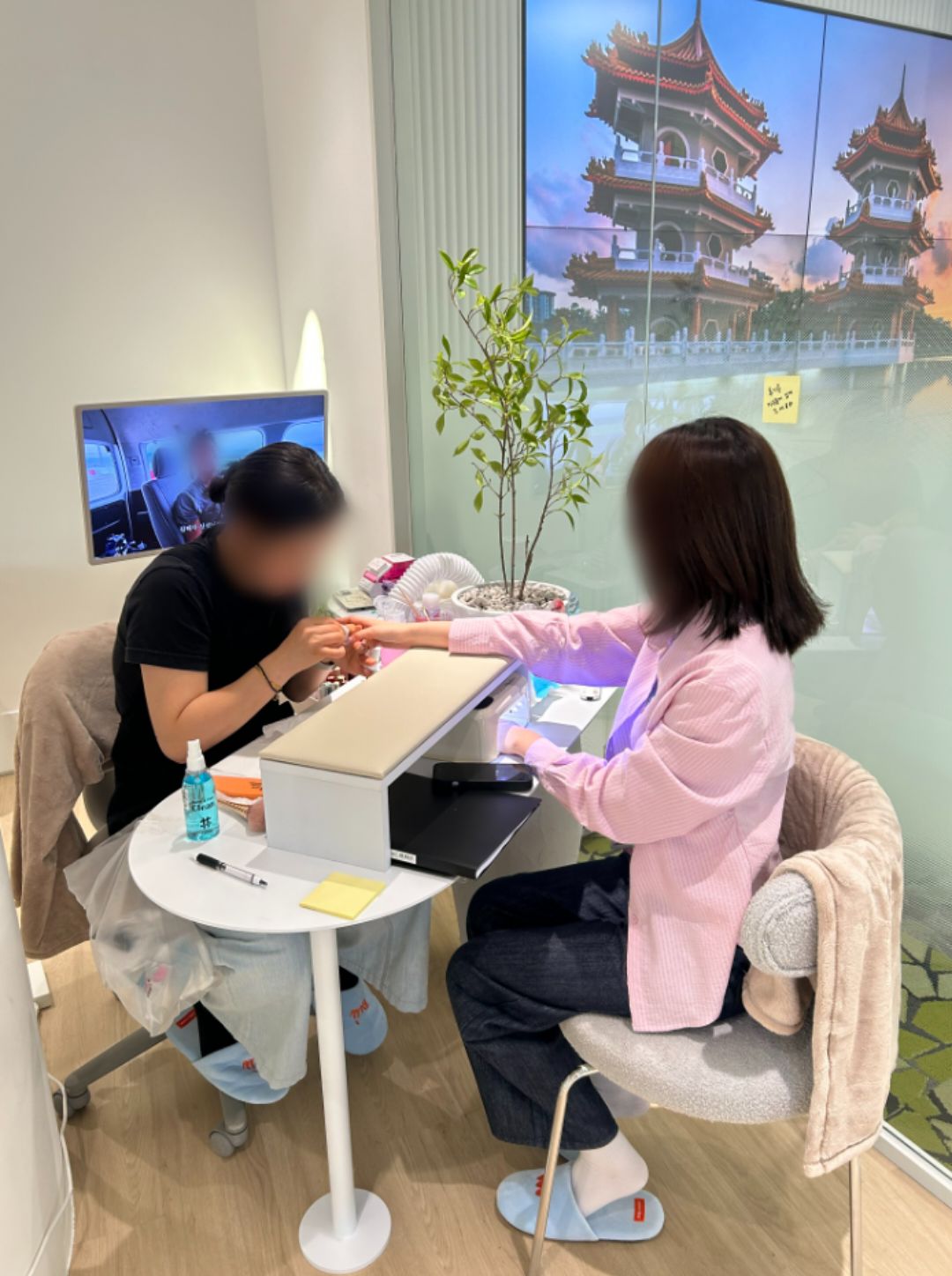 CJ올리브영 본사 24층에 있는 사내 네일샵에서 직원이 네일아트를 받고 있다. 사진 CJ올리브영 