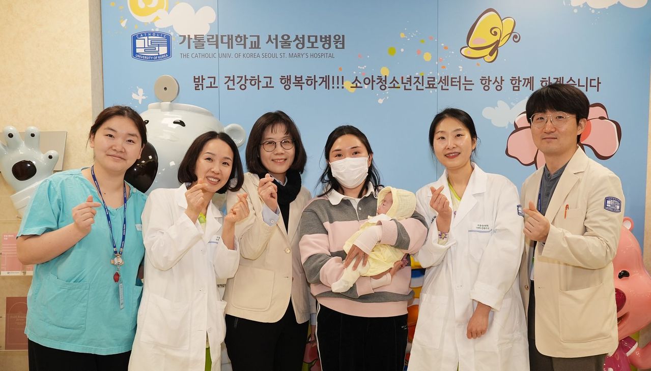 (왼쪽부터) 김민수 교수, 조경아 신생아중환자실 UM 간호사, 주치의 김세연 교수, 주하 가족, 조성민 간호사, 김현호 진료전문의. 사진 서울성모병원