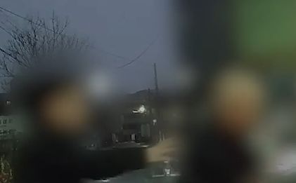 지난 5일 50대 남성 A씨가 70대 택시기사 B씨를 무차별 폭행하는 사건이 발생했다. 사진은 A씨가 B씨는 택시 안에서 폭행 한 뒤 뒤쫓아가는 모습. 사진 연합뉴스TV 캡처