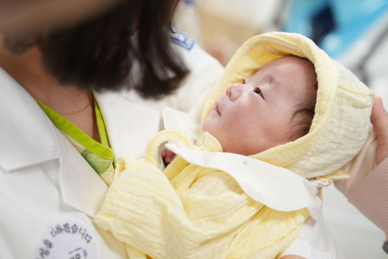 서울성모병원에서 임신 23주 중 조기 분만으로 출생체중 500g의 초극소 미숙아로 태어난 이주하양이 6개월이 첫 외래 진료를 위해 17일 병원을 찾았다. 사진 서울성모병원