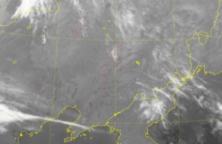 3월17일 기준 천리안2A호의 산불탐지 영상에 포착된 중국 동북부의 산불 지역. 붉은색 점이 북쪽으로 띠처럼 이어져 있다. [국가기상위성센터]