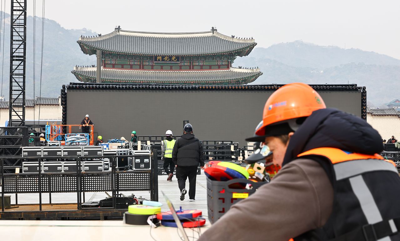 방탄소년단(BTS)의 서울 광화문광장 컴백 공연을 닷새 앞둔 16일 서울 종로구 광화문광장에서 관계자들이 무대 설치 작업을 하고 있다. 김종호 기자