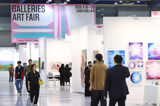지난해 4월 16일 서울 코엑스에서 열린 '화랑미술제 2025' VIP 프리뷰. 연합뉴스