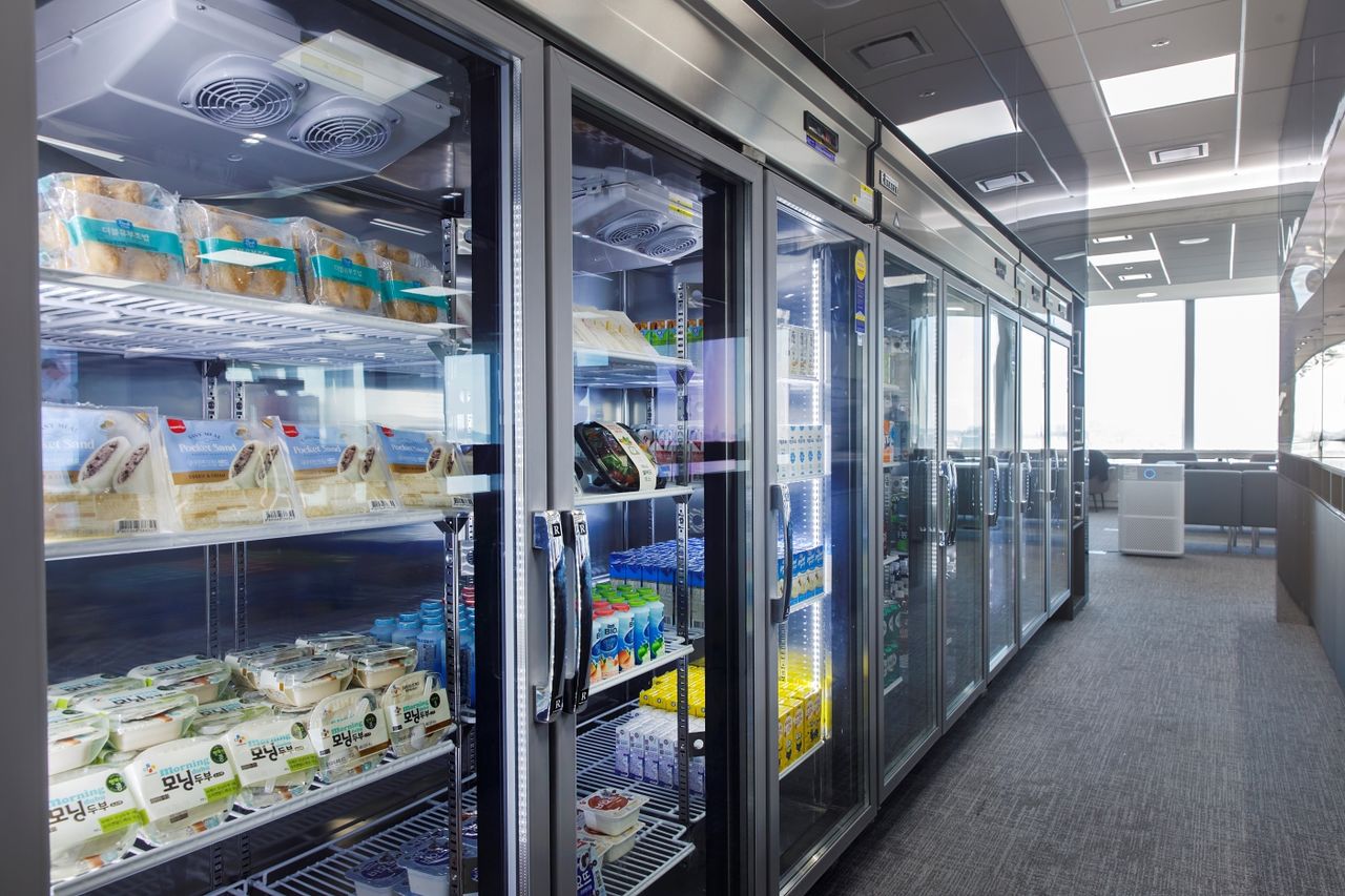 에이피알의 직원용 공짜 편의점엔 음식이 가득 비치돼 있다. 본사 사진 에이피알