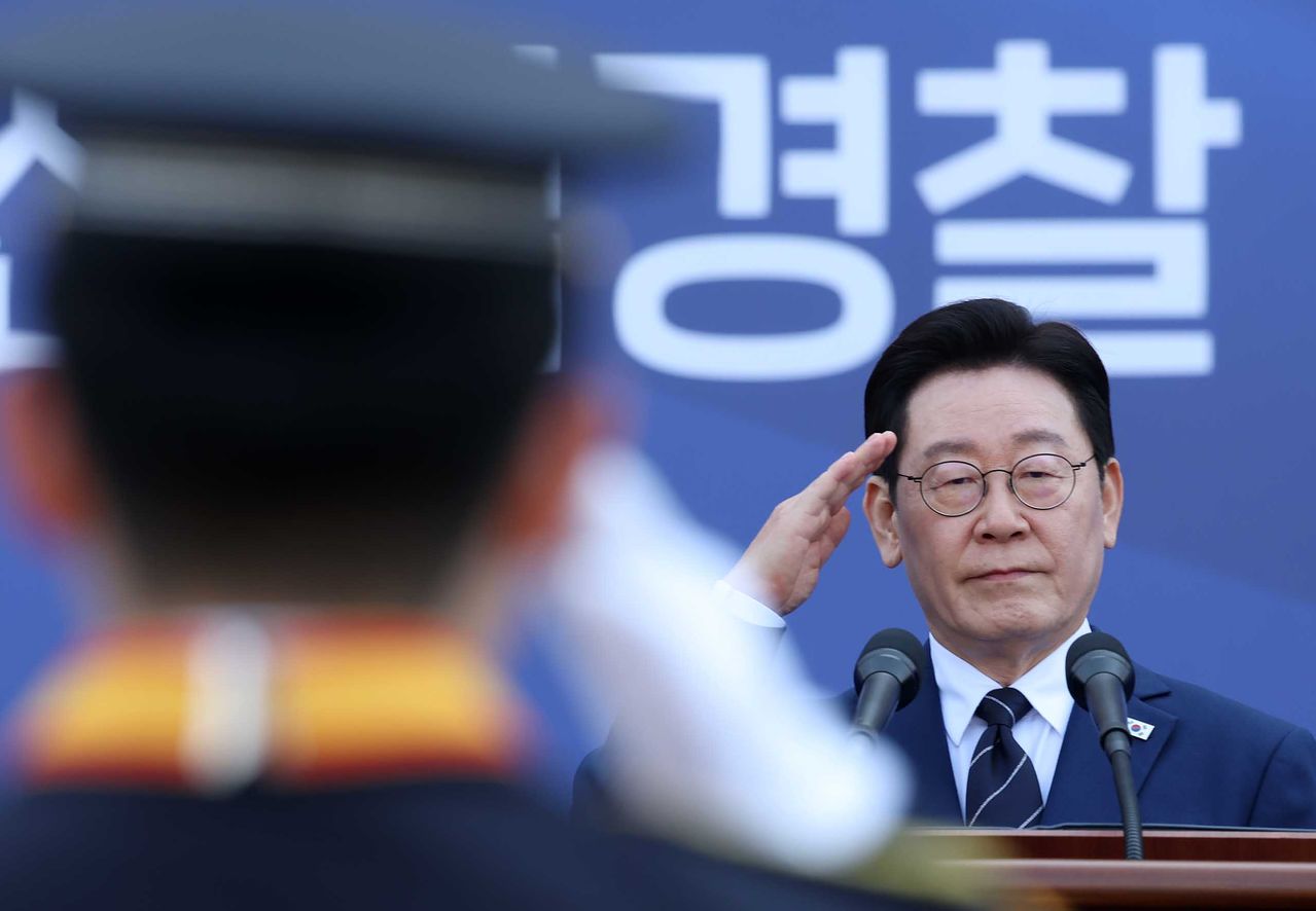 이재명 대통령이 17일 충남 아산 경찰대학교에서 열린 신임 경찰 경위·경감 임용식에서 참석자들의 경례를 받고 있다. 청와대사진기자단