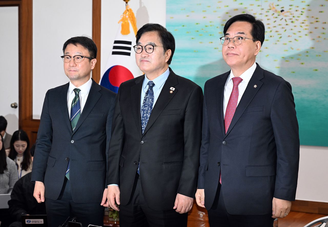 우원식 국회의장(가운데)이 12일 서울 여의도 국회 의장실에서 열린 여야 원내대표 회동에서 한병도 더불어민주당 원내대표(왼쪽), 송언석 국민의힘 원내대표와 함께 기념 촬영을 하고 있다. 연햡뉴스