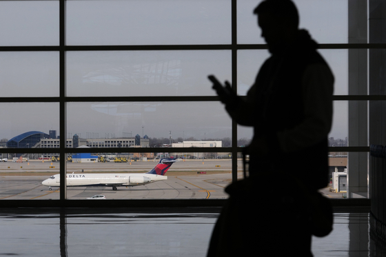 디트로이트 메트로폴리탄 웨인 카운티 공항에서 한 여행객이 항공편을 기다리고 있다. AP=연합뉴스 