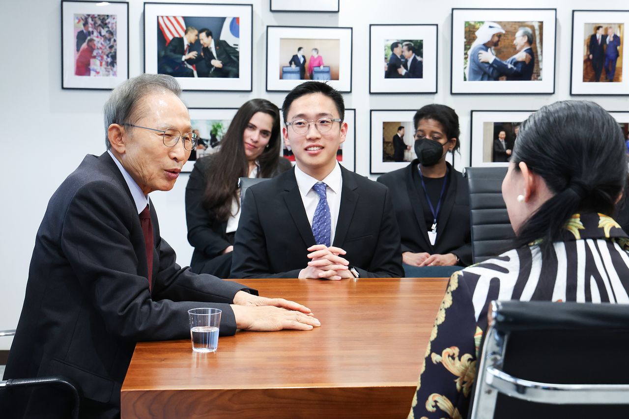 이명박 전 대통령이 17일 오후 서울 서초동 사무실에서 하버드 공공정책행정대학원 케네디스쿨 대학원생 들과 면담했다. 우상조 기자