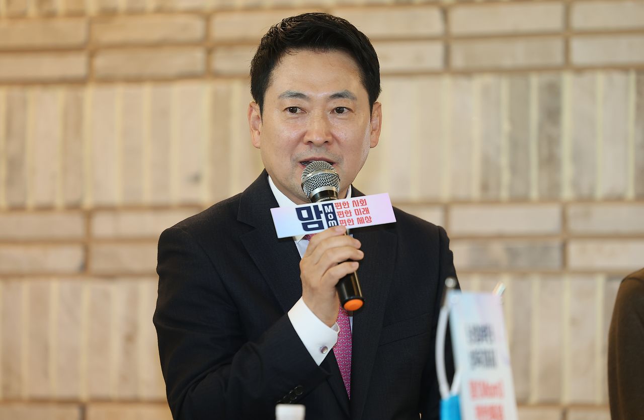 장동혁 국민의힘 대표가 17일 서울 마포구 북카페 채그로에서 열린 '난임부터 보육까지, 맘편한 현장소통 간담회'에서 인사말하고 있다. 연합뉴스