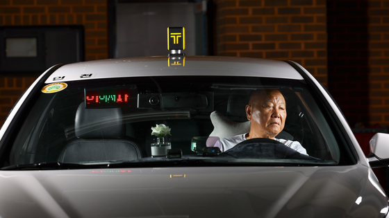 김복태 동일운수 회장이 인천 학익동 본사 정비장에서 택시 내부를 점검하고 있다. 김현동 기자