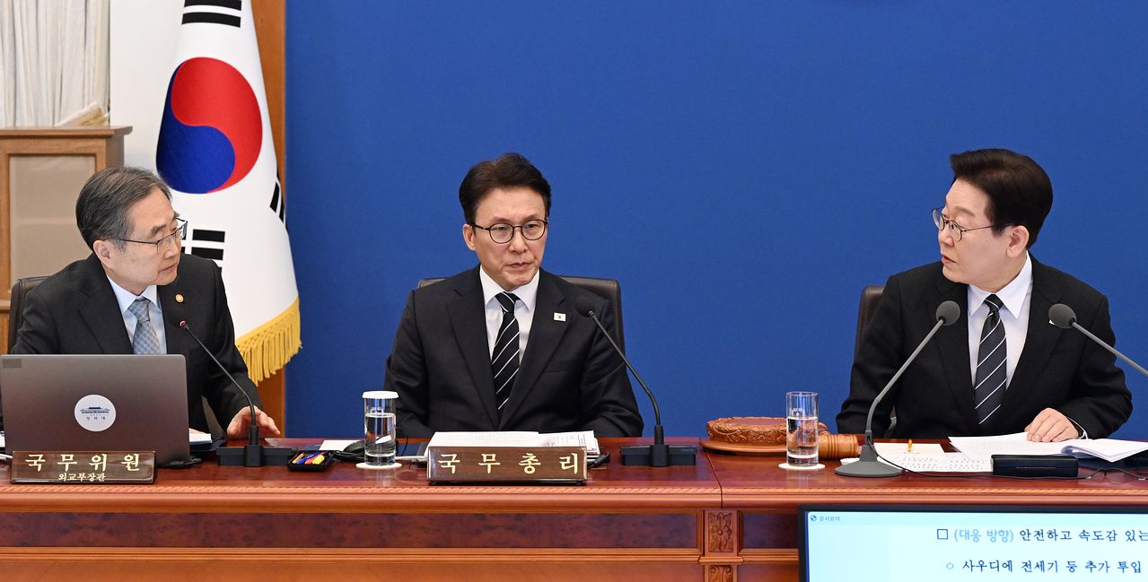 이재명 대통령이 10일 청와대에서 열린 국무회의에서 조현 외교부 장관에게 전날 텔레그램 메시지로 전달한 중동 지역 현지 항공사 승무원 안전 문제에 대해 묻고 있다. [청와대사진기자단]