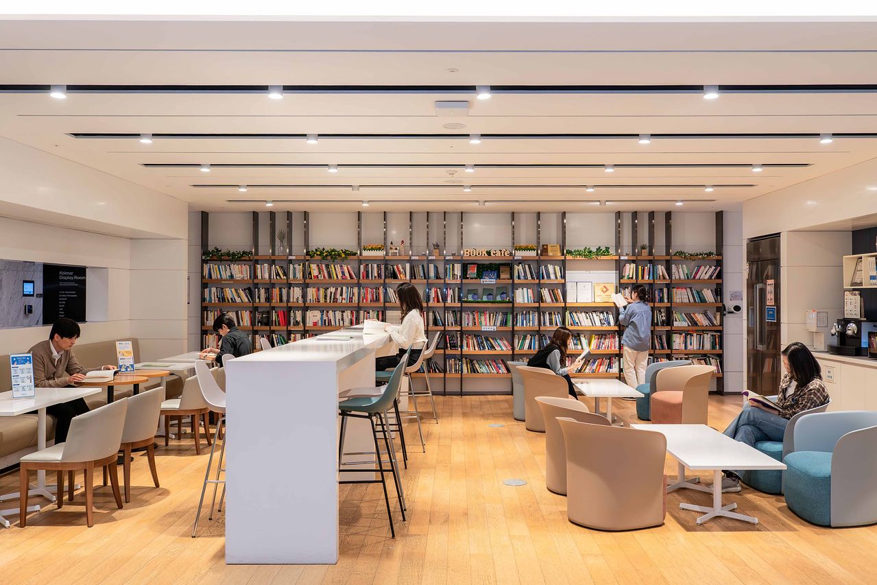 한국콜마의 임직원용 북카페. 많은 책이 비치돼 있다. 사진 한국콜마 