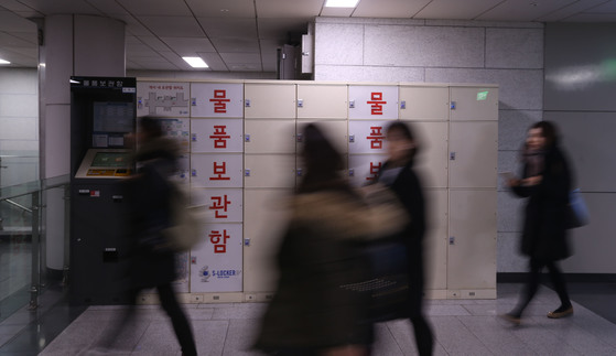 지하철 1호선 시청역 물품보관함. BTS 공연을 앞두고 20~22일까지 광화문 인근 지하철역 물품보관함이 폐쇄된다. 중앙포토