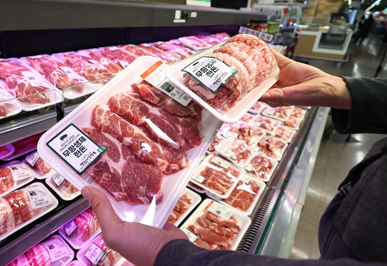 가축 전염병으로 축산물 가격이 오르고 있다. 사진은 16일 한 마트의 축산물 코너. [뉴시스]