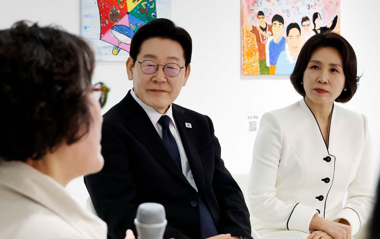 이재명 대통령과 김혜경 여사가 15일 경남 창원시 창동예술촌 아트센터에서 지역예술인들과 문화차담을 하고 있다. 청와대사진기자단