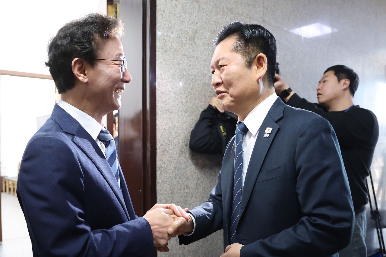 정청래 더불어민주당 대표가 지난 12일 서울 여의도 국회에서 전재수 더불어민주당 의원을 접견하고 있다. 뉴스1