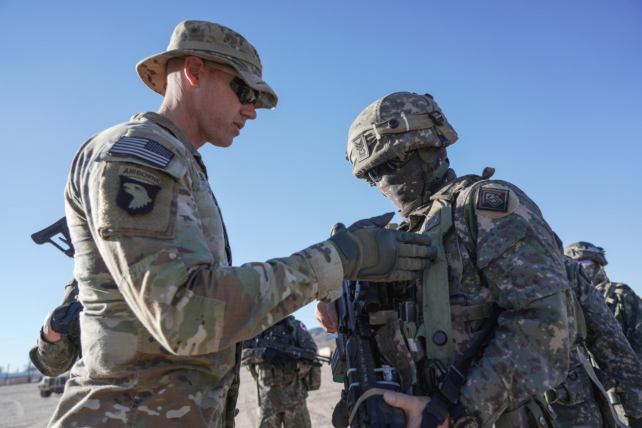 출정 전 군장 검사를 하고 있다. 사진 육군