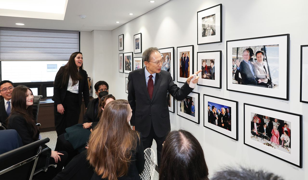 이명박 전 대통령이 17일 서울 서초구의 한 사무실에서 하버드대 공공정책대학원 케네디스쿨 대학원생들과 면담했다. 이 전 대통령이 이날 학생들에게 재임 시절 사진을 설명하고 있다. 우상조 기자