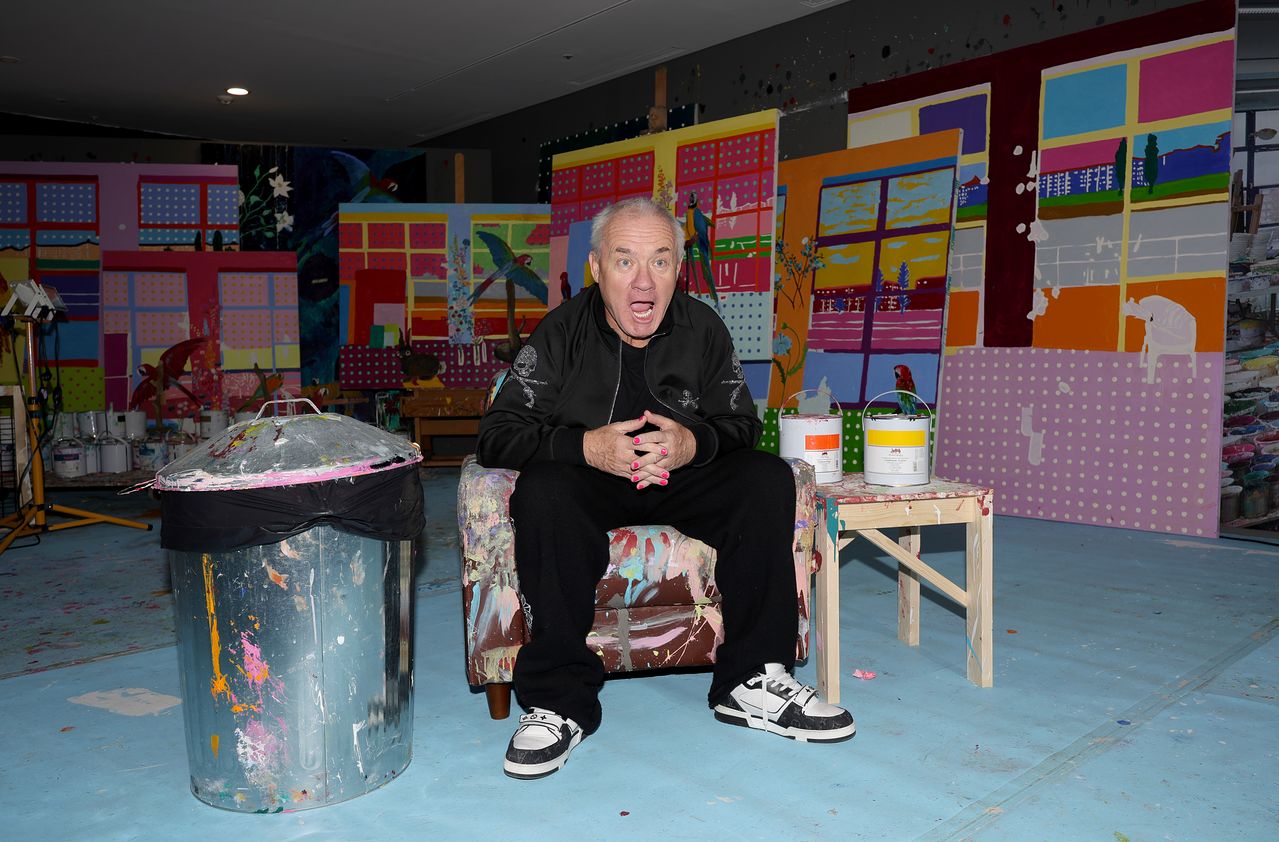 자신의 런던 스튜디오를 재현한 전시장에서 포즈를 취한 데이미언 허스트. 장진영 기자 