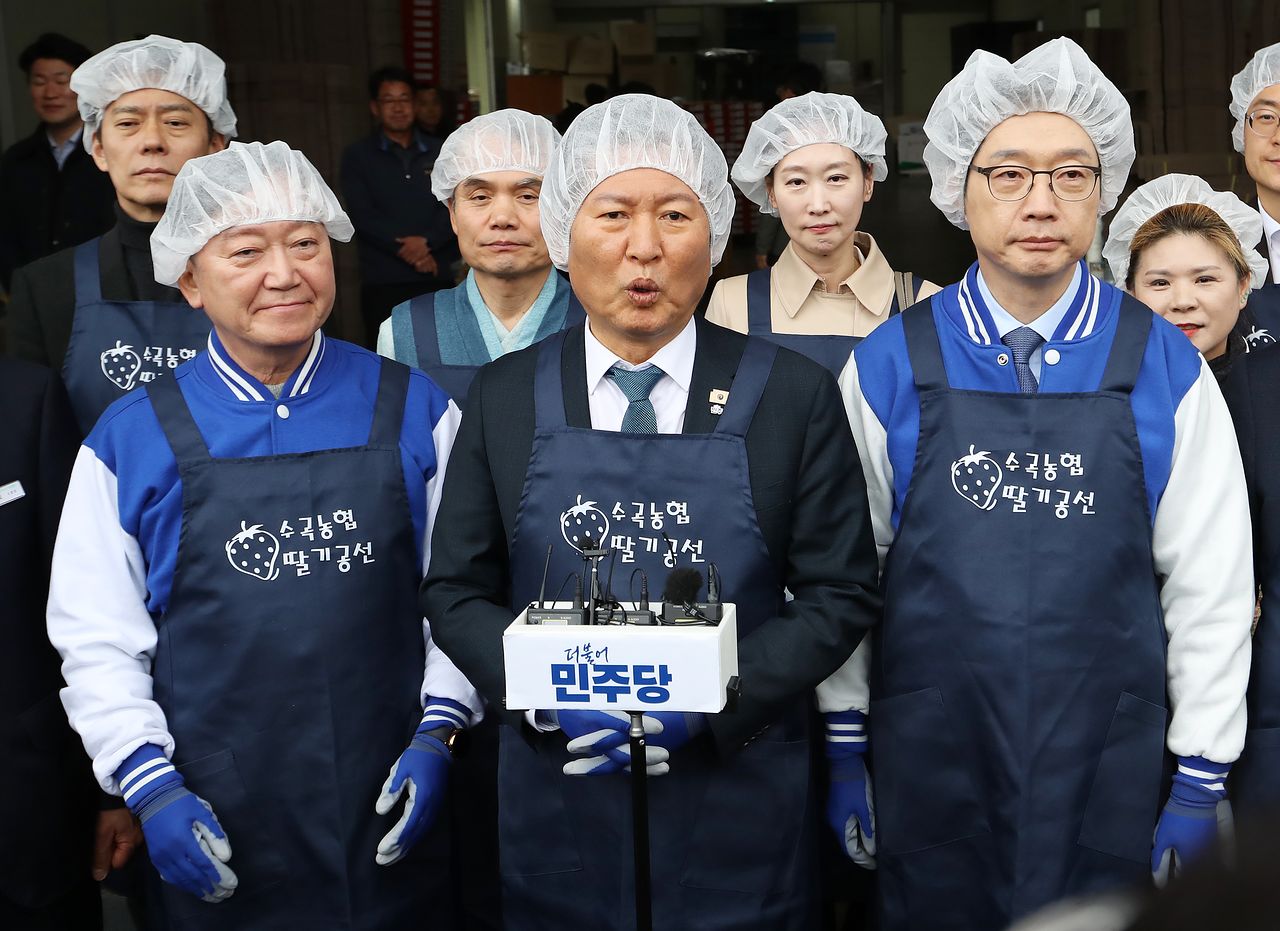 정청래 더불어민주당 대표가 18일 오후 경남 진주 수곡면농산물유통센터를 딸기 선별장을 찾아 딸기 선별 체험을 한 뒤 취재진 질문에 답하고 있다. 뉴스1