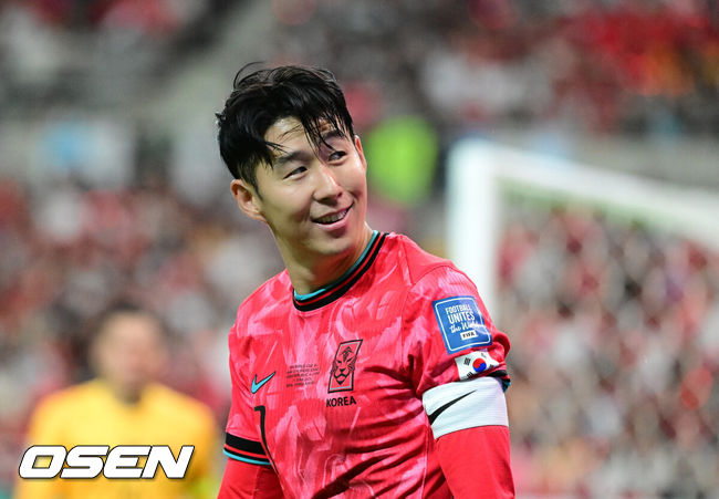[OSEN=서울월드컵경기장, 지형준 기자] 중국이 예고했던 놀랄 일은 없었다. 한국이 무난하게 중국을 잡아내며 '공한증'역사를 이어갔다.김도훈 임시 감독이 이끄는 대한민국 축구대표팀은 11일 오후 8시 서울월드컵경기장에서 열린 2026 국제축구연맹(FIFA) 북중미 월드컵 아시아 2차 예선 C조 6차전에서 중국을 1-0으로 꺾었다.이날 승리로 한국은 위르겐 클린스만 감독, 황선홍 감독, 김도훈 감독 등 세 명의 감독으로 2차 예선을 치루면서 승점 16(5승 1무)라는 성적으로 조 1위를 확정했다.또한 3차 예선에서 아시아 랭킹 3위로 일본, 이란에 이어서 톱시드 자리를 확보하는데 성공했다.전반 대한민국 손흥민이 중국 원정 응원단의 야유에 여유로운 미소를 짓고 있다. 2024.06.11 / jpnews@osen.co.kr