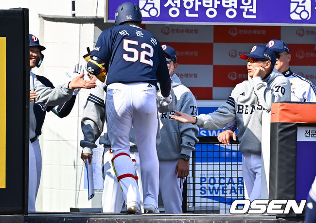 [OSEN=대전, 박준형 기자] 17일 오후 대전 한화생명볼파크에서 2026 신한 SOL KBO 리그 시범경기 한화 이글스와 두산 베어스의 경기가 진행됐다.전날 경기에서는 두산이 한화를 상대로 8-4 승리를 거뒀다.8회초 두산 선두타자 박준순이 동점 솔로홈런을 날리고 김원형 감독과 하이파이브를 하고 있다  2026.03.17 / soul1014@osen.co.kr