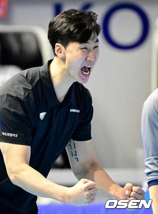 [OSEN=인천, 조은정 기자]10일 인천 계양체육관에서 프로배구 진에어 2025~26 V리그 대한항공과 우리카드의 경기가 열렸다.우리카드는 대한항공을 3-1(19-25, 25-21, 25-21, 25-22)로 꺾고 연승을 기록했다.4세트 우리카드 박철우 감독대행이 득점에 기뻐하고 있다. 2026.02.10 /cej@osen.co.kr