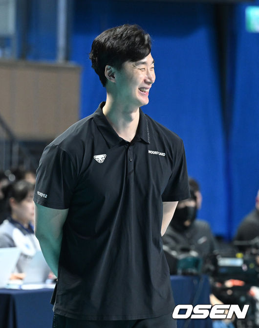 [OSEN=장충체, 이대선 기자] 우리카드가 25일 장충체육관에서 열린 V리그 남자부 홈 경기에서 OK저축은행을 세트스코어 3-1로 제압했다.이날 승리로 승점 46점(16승 15패)을 기록한 우리카드는 5위로 올라선 반면, 원정 패배를 당한 OK저축은행은 6위로 내려앉았다.4세트 우리카드 박철우 감독대행이 득점에 미소를 짓고 있다. 2026.02.25 /sunday@osen.co.kr