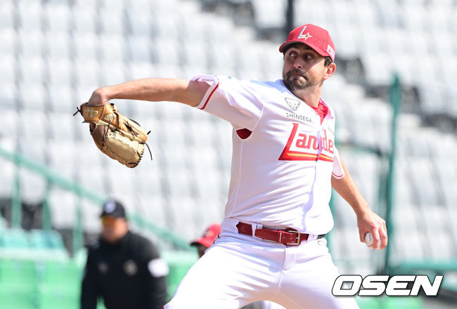 [OSEN=인천, 최규한 기자] 17일 인천 SSG랜더스필드에서 ‘2026 신한 SOL KBO리그’ 시범경기 SSG 랜더스와 삼성 라이온즈의 경기가 열렸다.홈팀 SSG는 앤서니 베니지아노, 방문팀 삼성은 이승민을 선발로 내세웠다.3회초 SSG 선발 앤서니 베니지아노가 힘차게 공을 뿌리고 있다. 2026.03.17 / dreamer@osen.co.kr