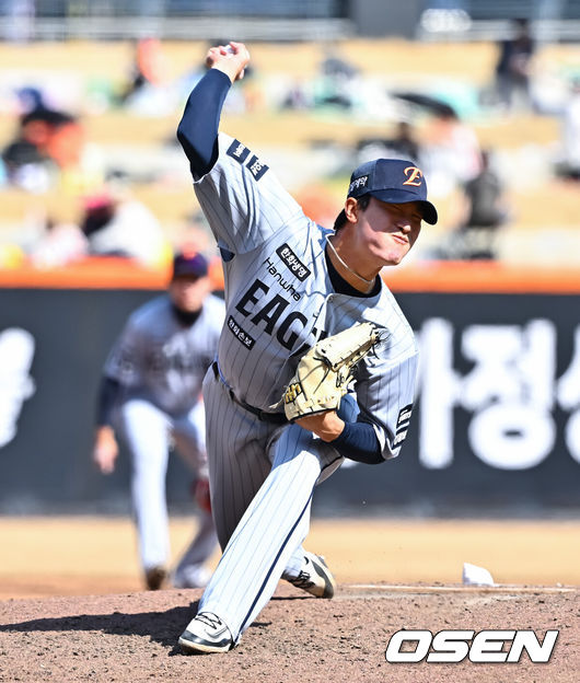 [OSEN=대전, 박준형 기자] 17일 오후 대전 한화생명볼파크에서 2026 신한 SOL KBO 리그 시범경기 한화 이글스와 두산 베어스의 경기가 진행됐다.전날 경기에서는 두산이 한화를 상대로 8-4 승리를 거뒀다.5회초 한화 김도빈 투수가 역투하고 있다.    2026.03.17 / soul1014@osen.co.kr