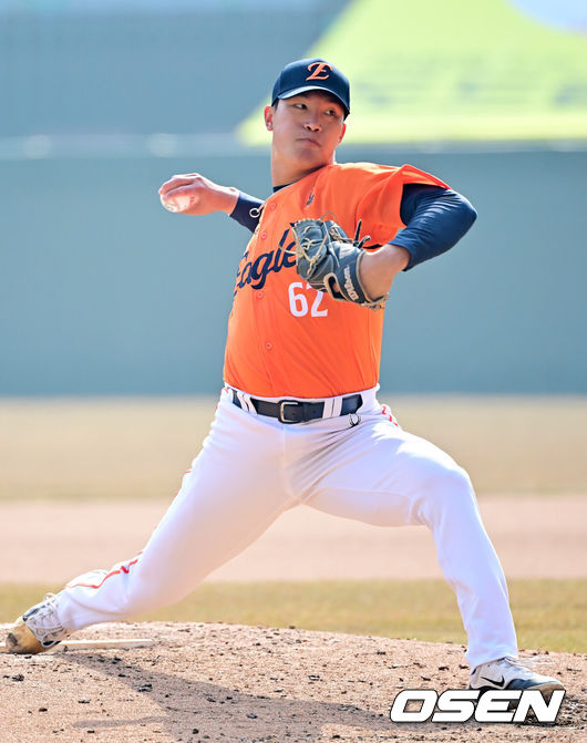 [OSEN=인천, 민경훈 기자] 10일 오후 인천 SSG랜더스필드에서 ‘2025 신한 SOL BANK KBO리그’ 시범경기 SSG 랜더스와 한화 이글스의 경기가 열렸다.홈팀 SSG는 송영진을, 어웨이팀 한화는 폰세를 선발로 내세운다.6회말 1사 SSG 최정 타석에서 마운드에 오른 한화 김도빈이 힘차게 공을 뿌리고 있다. 2025.03.10 / rumi@osen.co.kr