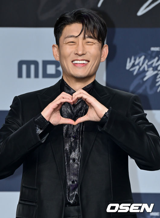 [OSEN=조은정 기자]MBC 새 금토드라마 ‘백설공주에게 죽음을’ 제작발표회가 14일 오후 서울 마포구 상암 MBC 골든마우스홀에서 열렸다.'백설공주에게 죽음을-Black Out'은 시신이 발견되지 않은 미스터리한 살인사건의 범인으로 지목돼 살인 전과자가 된 청년이 10년 후 그날의 진실을 밝히는 과정을 담은 역추적 범죄 스릴러 드라마다.배우 고준이 포즈를 취하고 있다. 2024.08.14/cej@osen.co.kr