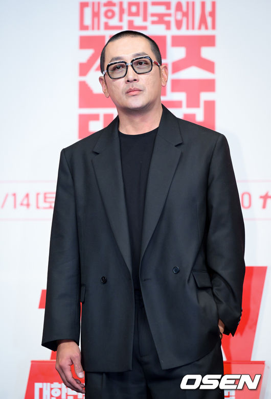 [OSEN=조은정 기자]tvN 드라마 '대한민국에서 건물주 되는 법' 제작발표회가 9일 서울 구로구 신도림 더링크 호텔에서 열렸다.배우 하정우, 임수정, 김준한, 정수정, 심은경 등이 출연하는 '대한민국에서 건물주 되는 법'은 빚에 허덕이는 생계형 건물주가 목숨보다 소중한 가족과 건물을 지키기 위해 가짜 납치극에 가담하며 벌어지는 서스펜스를 그린다. 14일 첫 방송.배우 하정우가 포즈를 취하고 있다. 2026.03.09 /cej@osen.co.kr