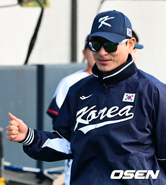 [OSEN=고양, 지형준 기자] 류지현 감독이 이끄는 야구대표팀이 2일 고양국가대표야구훈련장에서 소집, 첫 훈련을 진행했다.대표팀은 2일과 3일 고양국가대표야구훈련장에서 훈련을 진행하며, 4일부터는 서울 고척스카이돔으로 장소를 옮겨 12일출국 전까지 훈련한다. 2025 NAVER K-BASEBALL SERIES는 오는8일과 9일고척스카이돔에서 열리는 체코 대표팀과의 2경기로 시작되며15일과 16일 양일에 걸쳐 도쿄돔에서 일본 대표팀과의 2경기가 예정되어 있다.야구대표팀 강인권 코치가 훈련을 지켜보고 있다. 2025.11.02 /jpnews@osen.co.kr