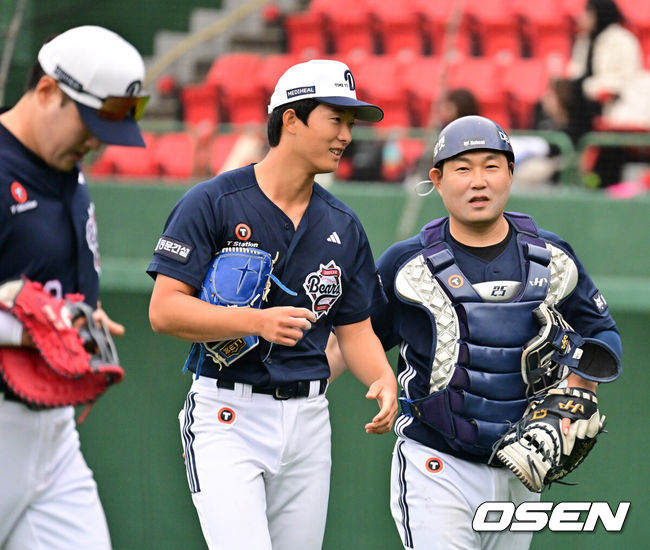 [OSEN=미야자키(일본), 지형준 기자] 두산 베어스가 25일 일본 미야자키 산마린 스타디움에서 일본프로야구 세이부 라이온스와의 구춘대회 첫 경기를 가졌다.호주 시드니 블랙타운 야구장에서 체력 및 전술 훈련 위주의1차 캠프를 마친 두산은 미야자키에서 '구춘대회'포함7차례 연습경기를 치른다.3회말 위기를 넘긴 두산 최민석이 양의지와 이야기를 나누고 있다. 2026.02.25 /jpnews@osen.co.kr