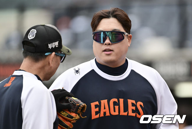 [OSEN=대전, 박준형 기자] 30일 대전 한화생명볼파크에서 2025 신한 SOL Bank KBO리그 포스트시즌 한국시리즈 4차전 한화 이글스와 LG 트윈스의 경기가 열렸다.이날 경기에 한화는 와이스를, LG는 치리노스를 선발투수로 내세웠다. 경기 앞두고 한화 류현진이 훈련 마치고 더그아웃으로 들어가고 잇다. 2025.10.30 / soul1014@osen.co.kr