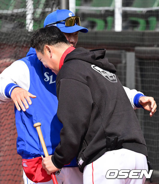 두 팔 벌려 조동찬 코치 반기는 삼성 박진만 감독