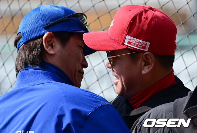 강민호와 진한 포옹