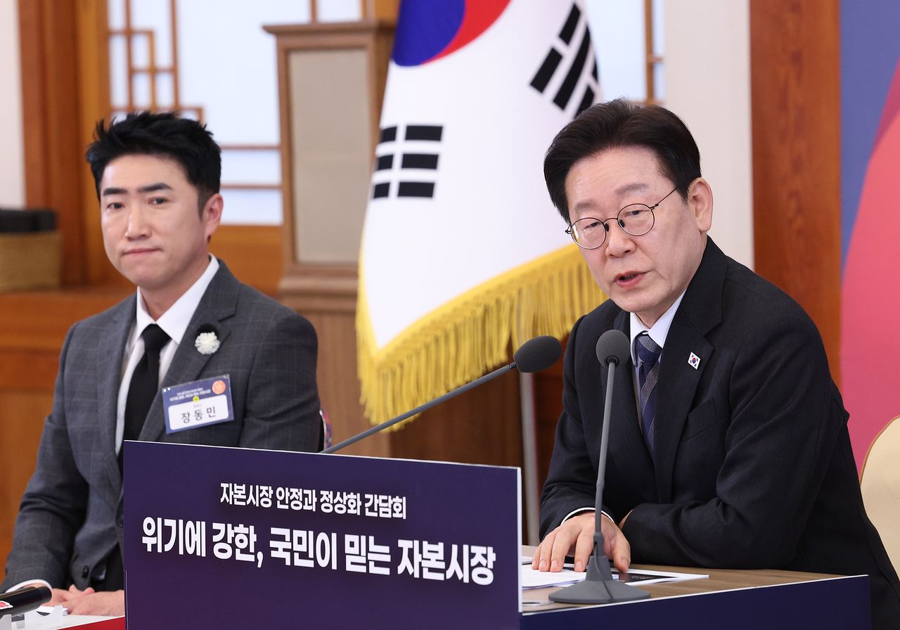 이재명 대통령이 18일 청와대 본관에서 열린 자본시장 안정과 정상화 간담회에서 모두발언을 하고 있다. 왼쪽은 토론자로 참석한 개그맨 장동민 씨. 장 씨는 “저희 같은 사람들은 가짜 뉴스에 굉장히 휘둘리는 경향이 많다”며 “정부 차원에서도, 전문가 차원에서도 (진짜 뉴스로) 믿음을 주고, 미디어도 좀 더 강해졌으면 한다”고 말했다. 청와대사진기자단