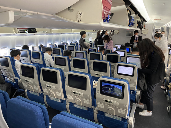 2022년 11월 11일 오전 경기 성남 서울공항에서 아세안과 G20 정상회의 쥐재를 위해 취재진들이 공군 1호기에 탑승하고 있다. 대통령실사진기자단