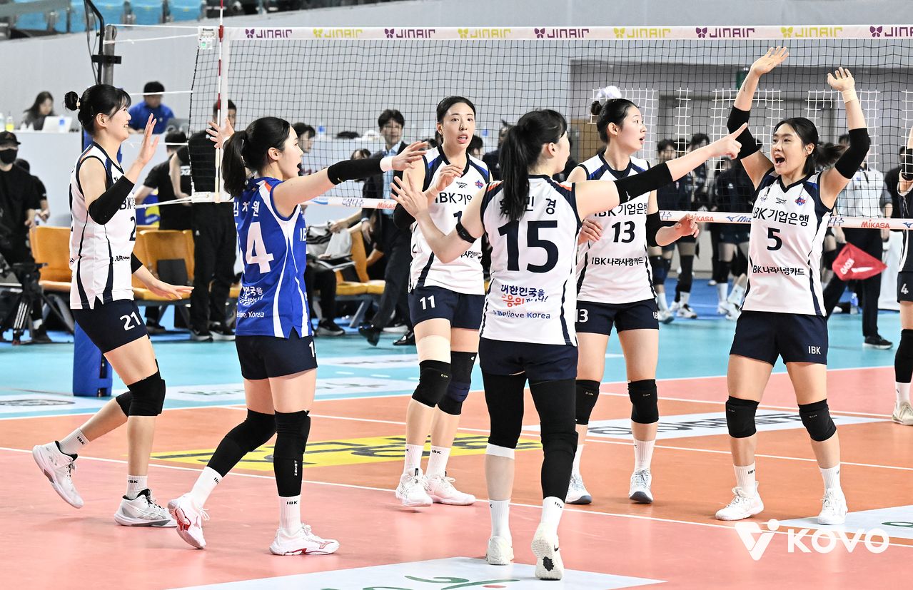 17일 대전 삼성화재전에서 승리해 봄배구 희망을 살린 여자배구 IBK기업은행. 사진 한국배구연맹