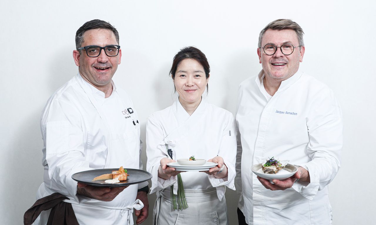한·불 수교 140주년을 기념해 한국을 찾은 프랑스 셰프들이 궁중요리 전문 식당 '규반'에서 한국 식재료로 프랑스 코스 요리를 선보였다. 왼쪽부터 플로리앙 뮬러, 김지영, 자크 바르나숑 셰프. 김경록 기자