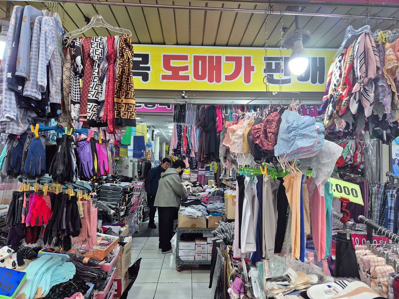 16일 구미중앙시장에서 김태분(64)씨가 영업을 하고 있다. 박준규 기자