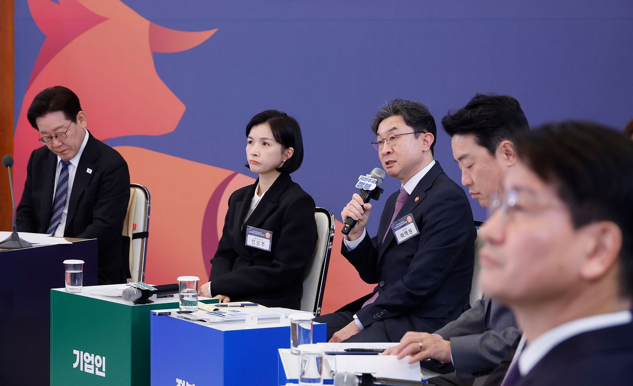 이억원 금융위원장이 18일 청와대 본관에서 열린 자본시장 안정과 정상화 간담회에서 '자본시장 안정을 위한 체질개선 방안'을 발표하고 있다. 청와대사진기자단