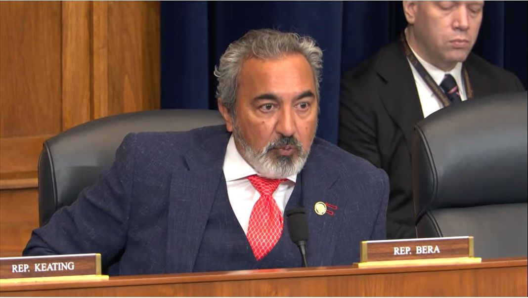 대표적 '지한파'로 분류되는 아미 베라(민주·캘리포니아) 하원의원이 17일(현지시간) 미 연방 의회 하원 외교위원회의 청문회에 출석해 주한미군의 사드 체계를 중동으로 재배치한 것과 관련한 질문을 하고 있다. 미 하원외교위원회