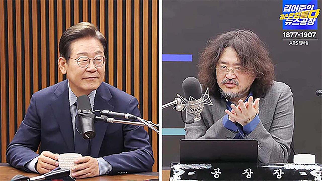 이재명 대통령이 대선 후보 시절이던 지난해 6월 ‘김어준의 겸손은 힘들다 뉴스 공장’ 유튜브 채널에 출연했다. 공동의 적이 사라지자 이 둘은 서로를 디스하는 관계가 됐다. [유튜브 캡처]