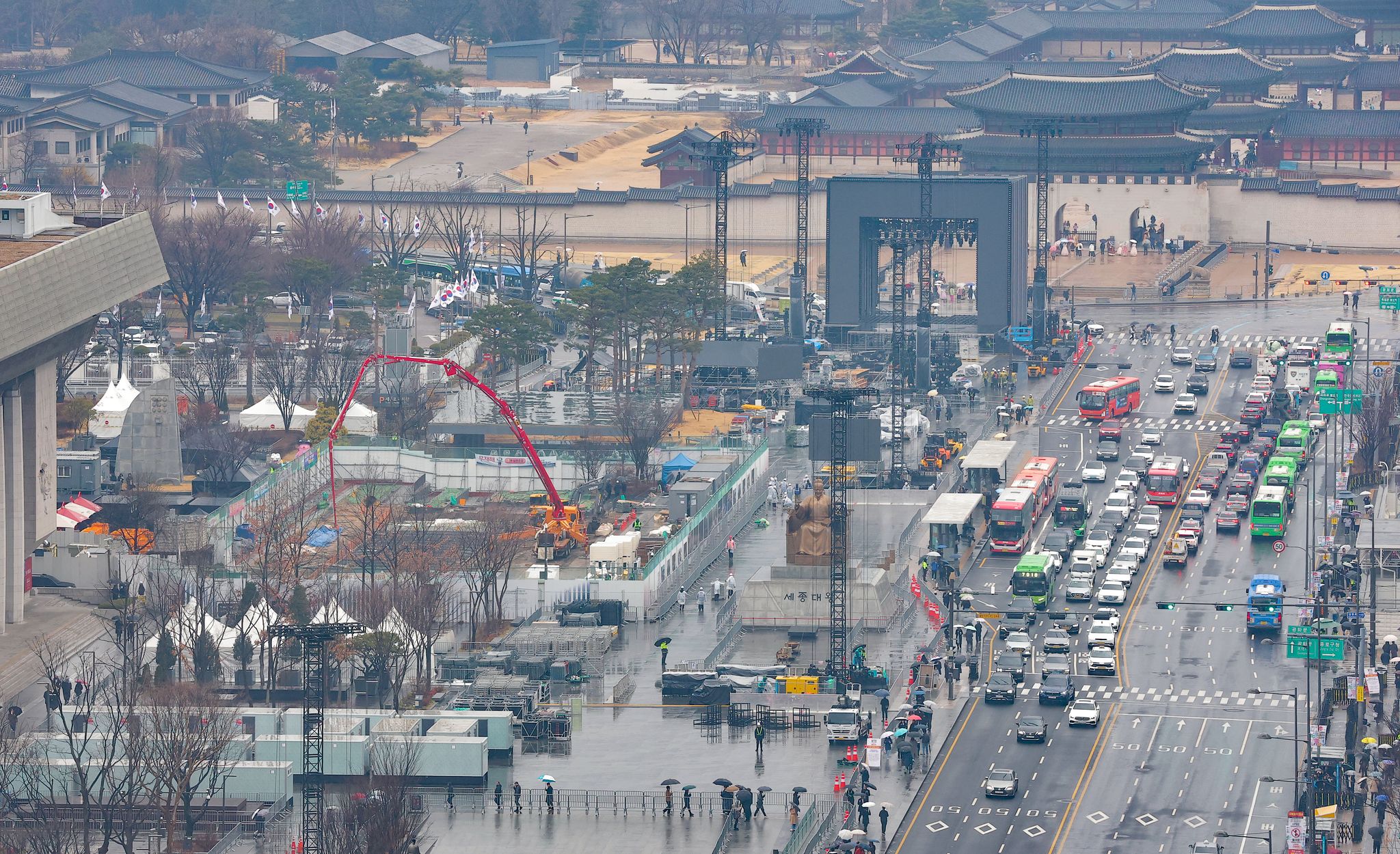 그룹 방탄소년단(BTS)의 광화문 공연을 앞둔 18일 서울 광화문광장에서 공연 준비작업이 이뤄지고 있다. 연합뉴스