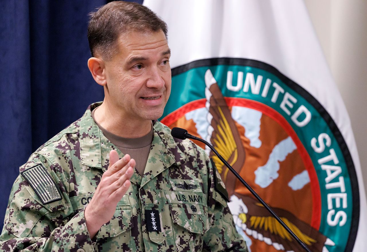 지난 5일(현지시간) 미국 플로리다주 탬파의 맥딜 공군기지에 위치한 중부사령부(CENTCOM) 본부에서 브래드 쿠퍼 사령관이 기자회견을 하고 있다. EPA=연합뉴스